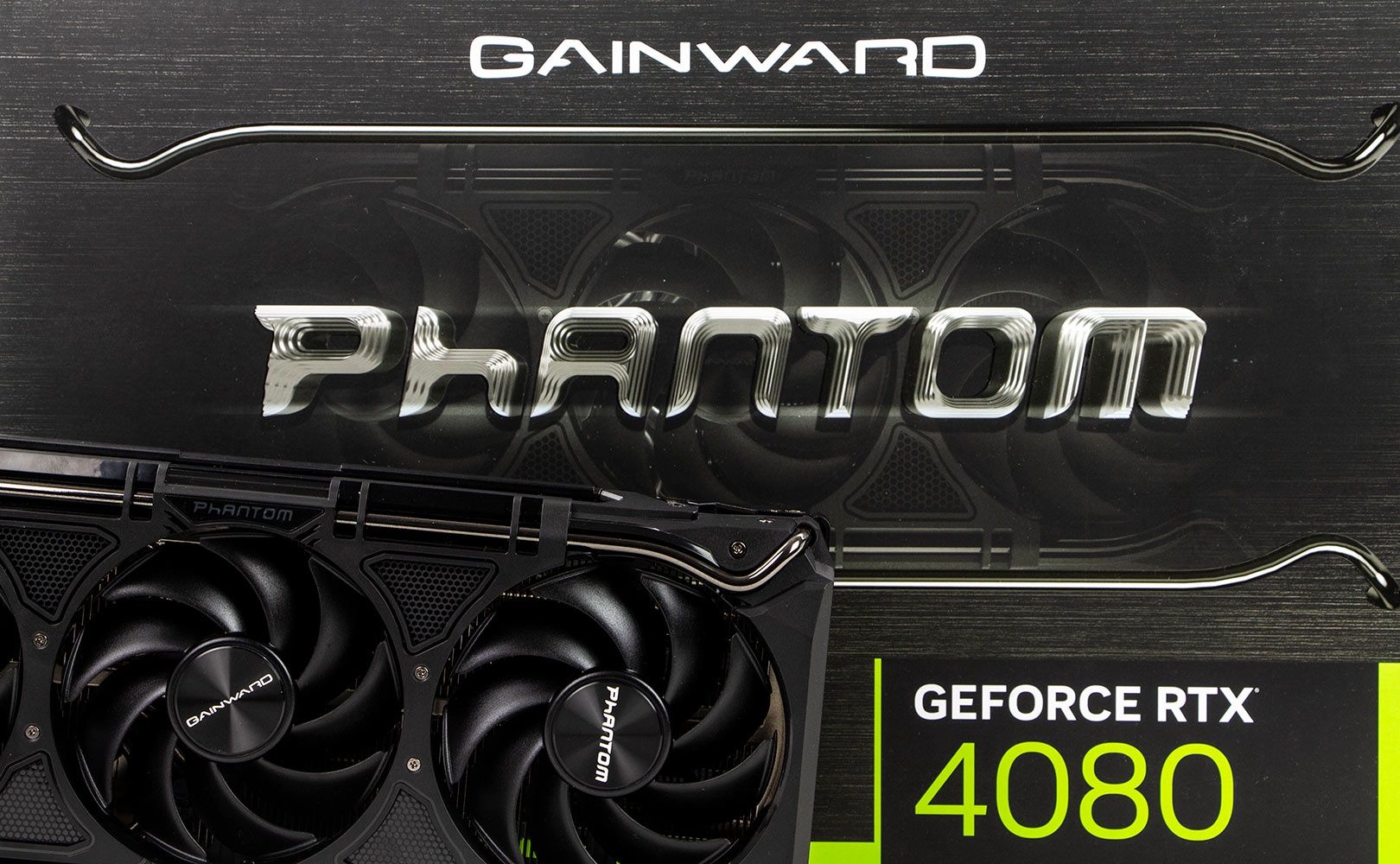 Gainward GeForce RTX 4080 Phantom GS - obok pudełka