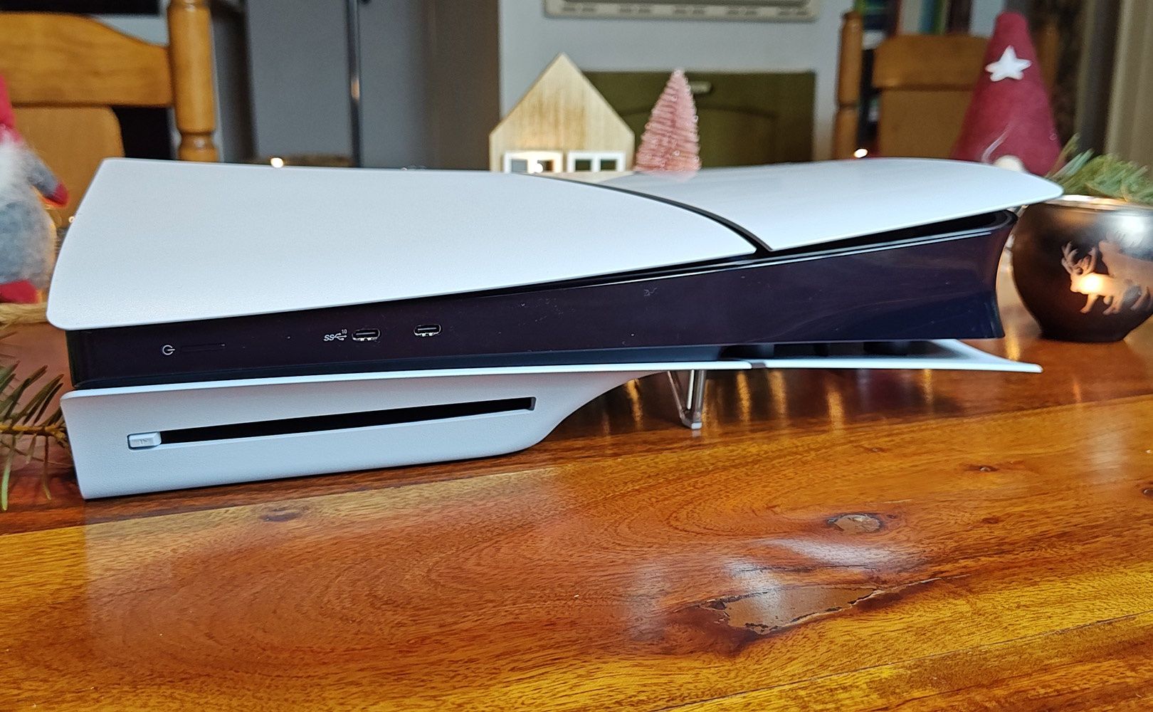 PS5 Slim ustawiona w poziomie