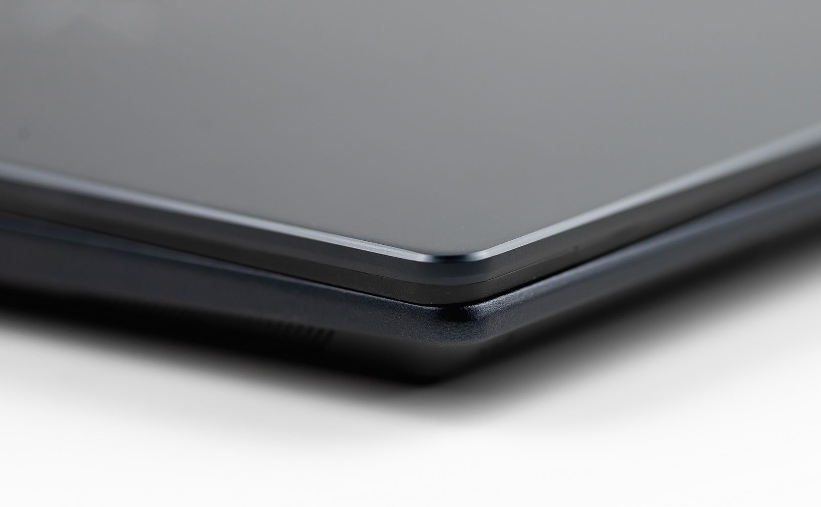 ASUS Zenbook Pro 14 Duo OLED krawędź
