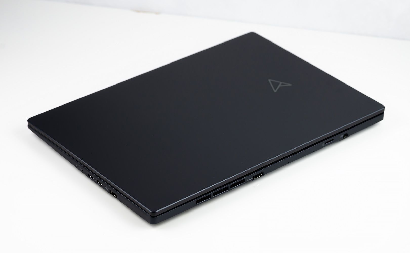 ASUS Zenbook Pro 14 Duo OLED tył prawy bok