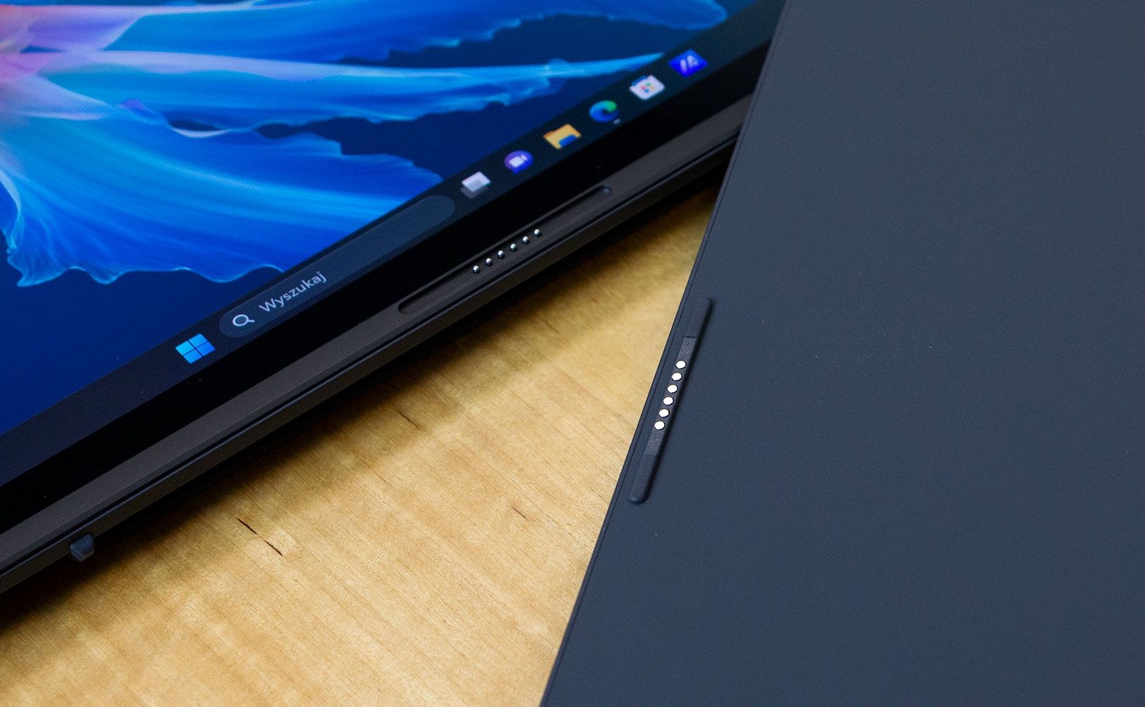 ASUS Zenbook 14 Duo OLED UX8406 - złącze klawiatury