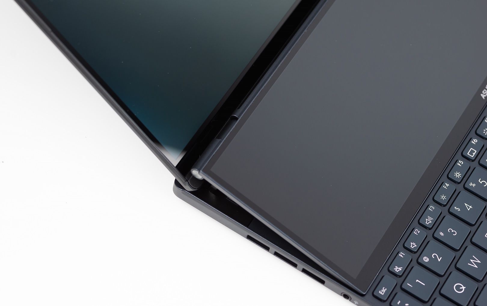 ASUS Zenbook Pro 14 Duo OLED odchylany ekran IPS