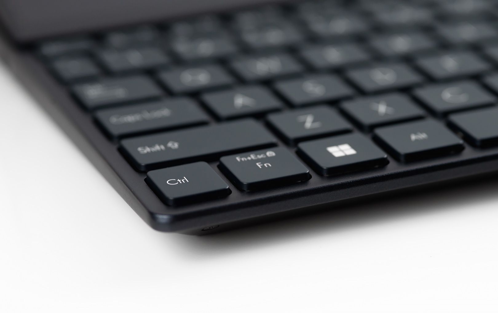 ASUS Zenbook Pro 14 Duo OLED klawiatura krawędź