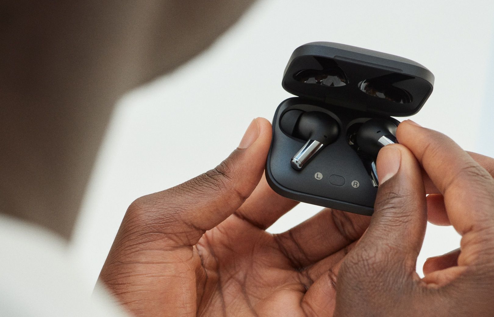 OnePlus Buds Pro dłonie