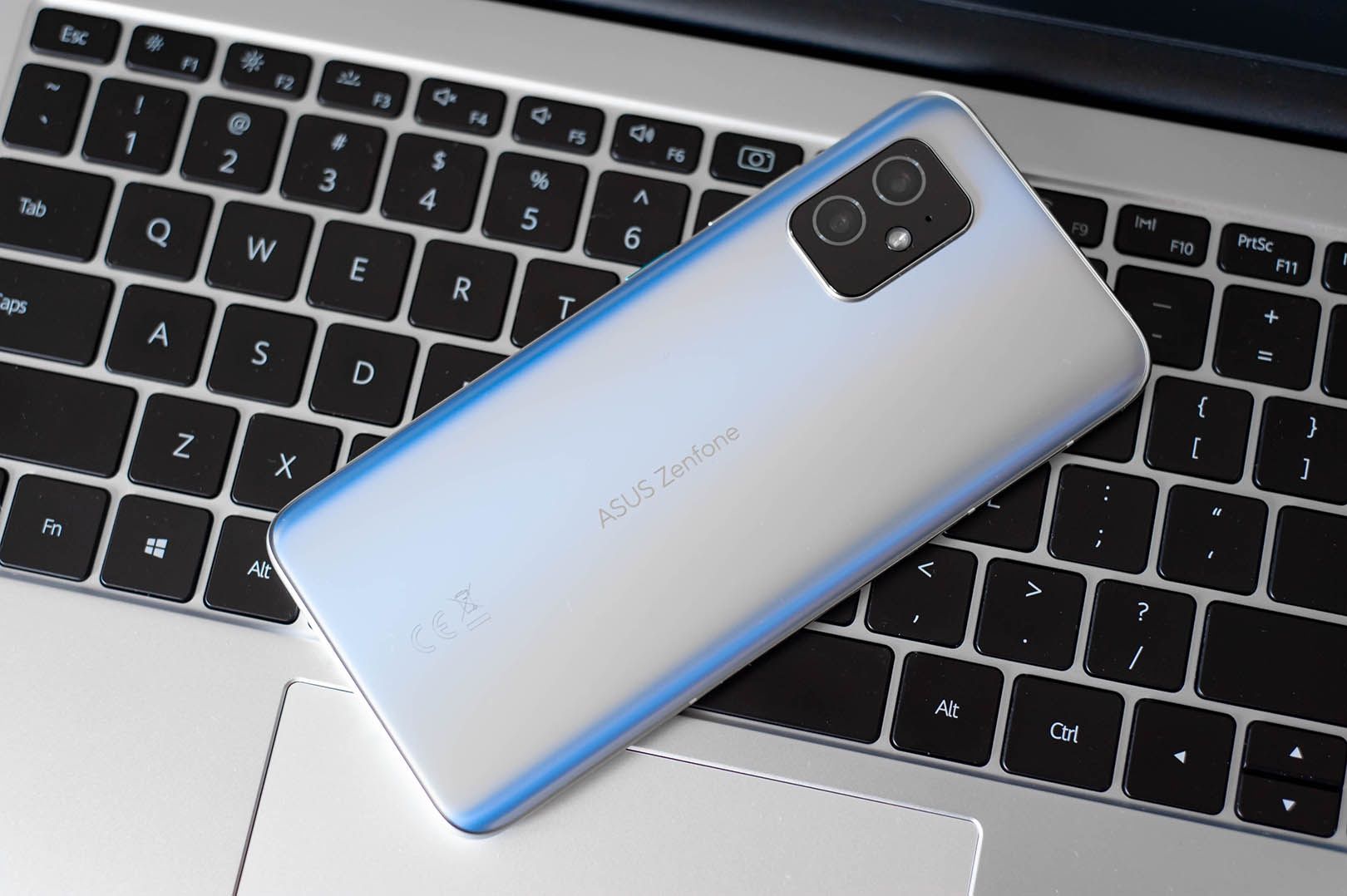 Asus ZenFone 8 wygląd