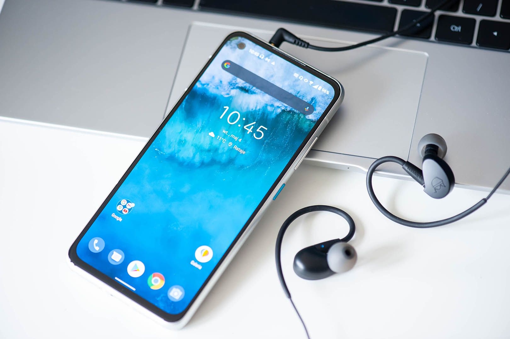 Asus ZenFone 8 ze słuchawkami przewodowymi
