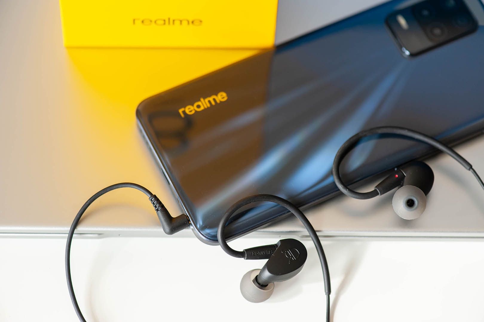 realme 8 5G ze słuchawkami