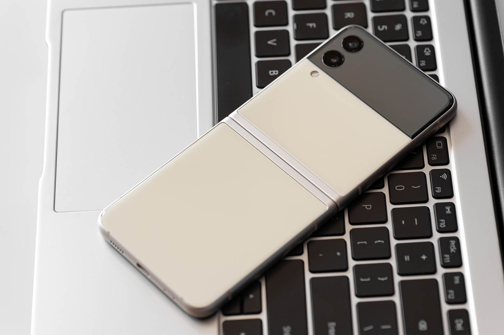 Samsung Galaxy Z Flip 3 tył