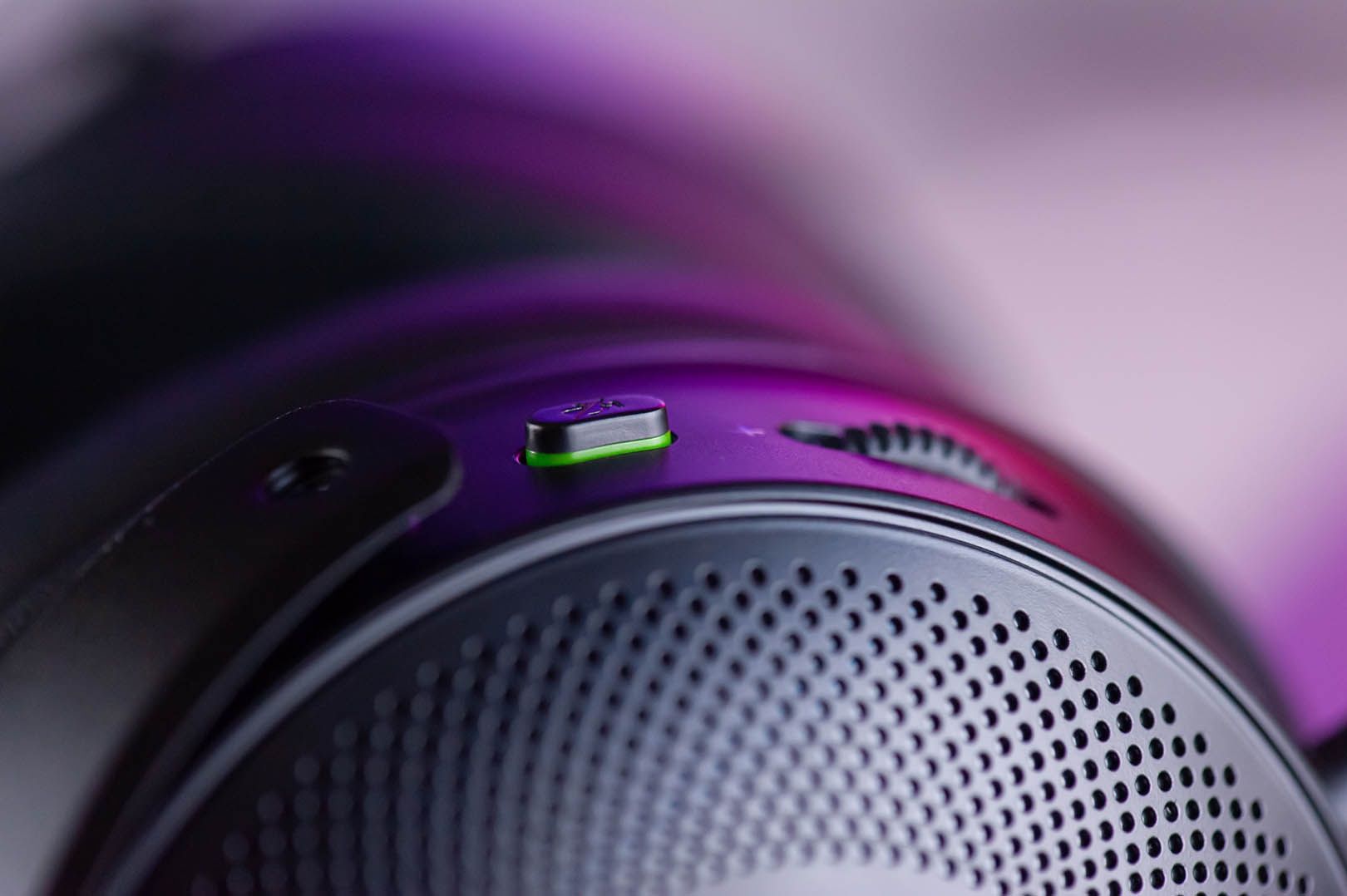 Razer Kraken V3 HyperSense - przycisk mikrofonu