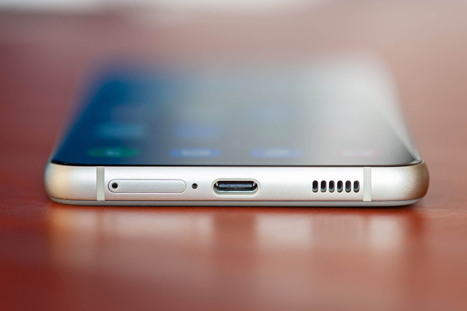Samsung Galaxy S21 FE 5G głośnik i port USB-C