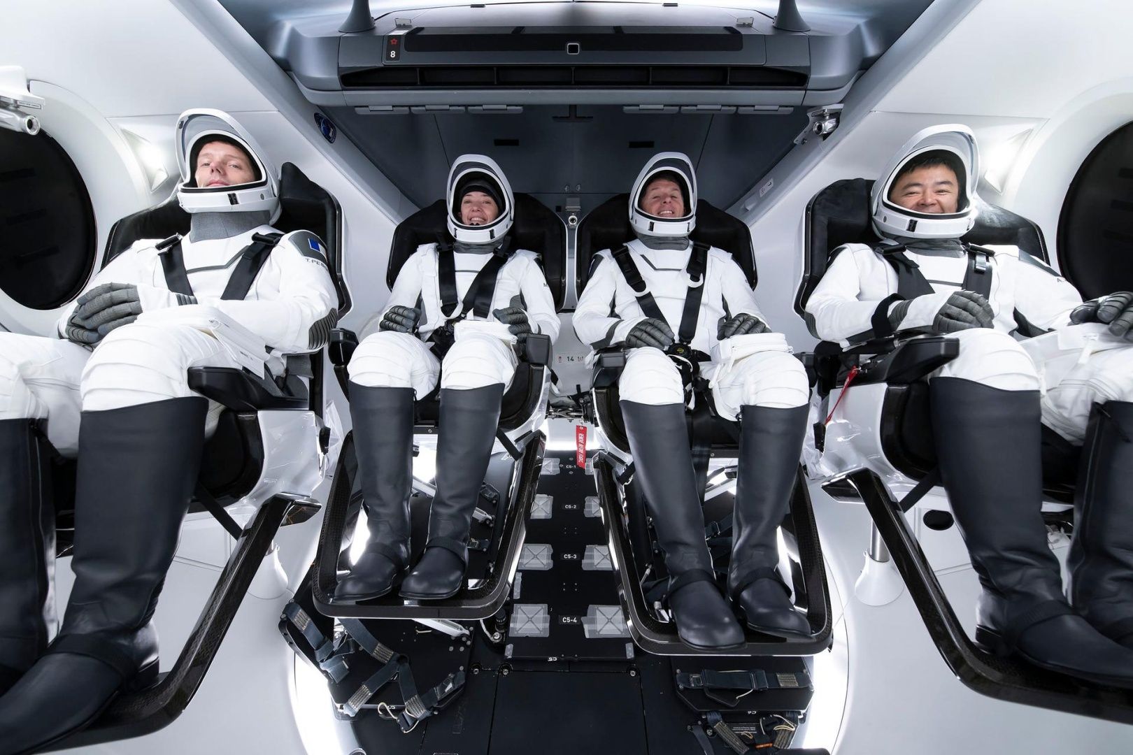 Załoga SpaceX Crew-2 w pojeździe Dragon