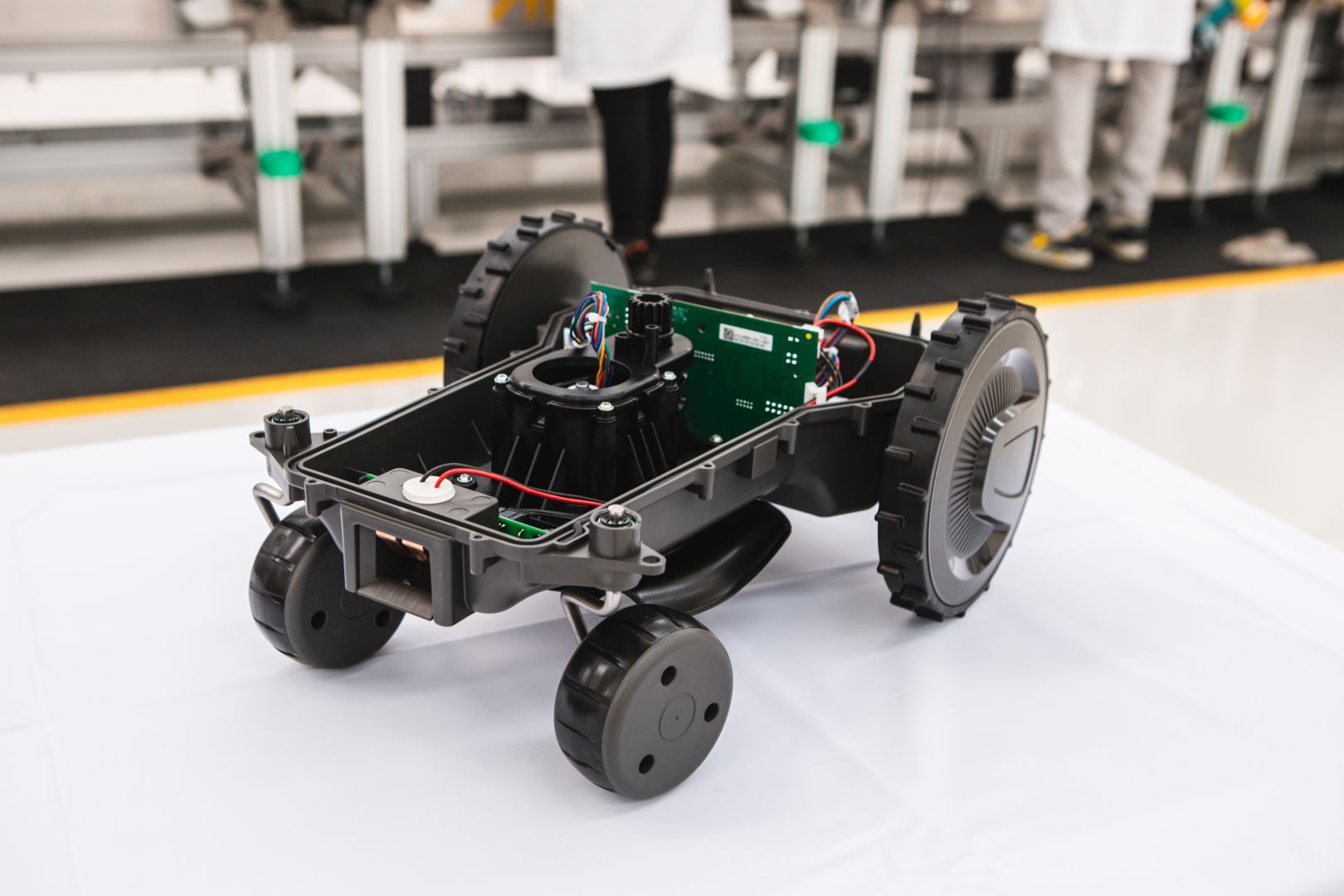 Robot koszący bez obudowy