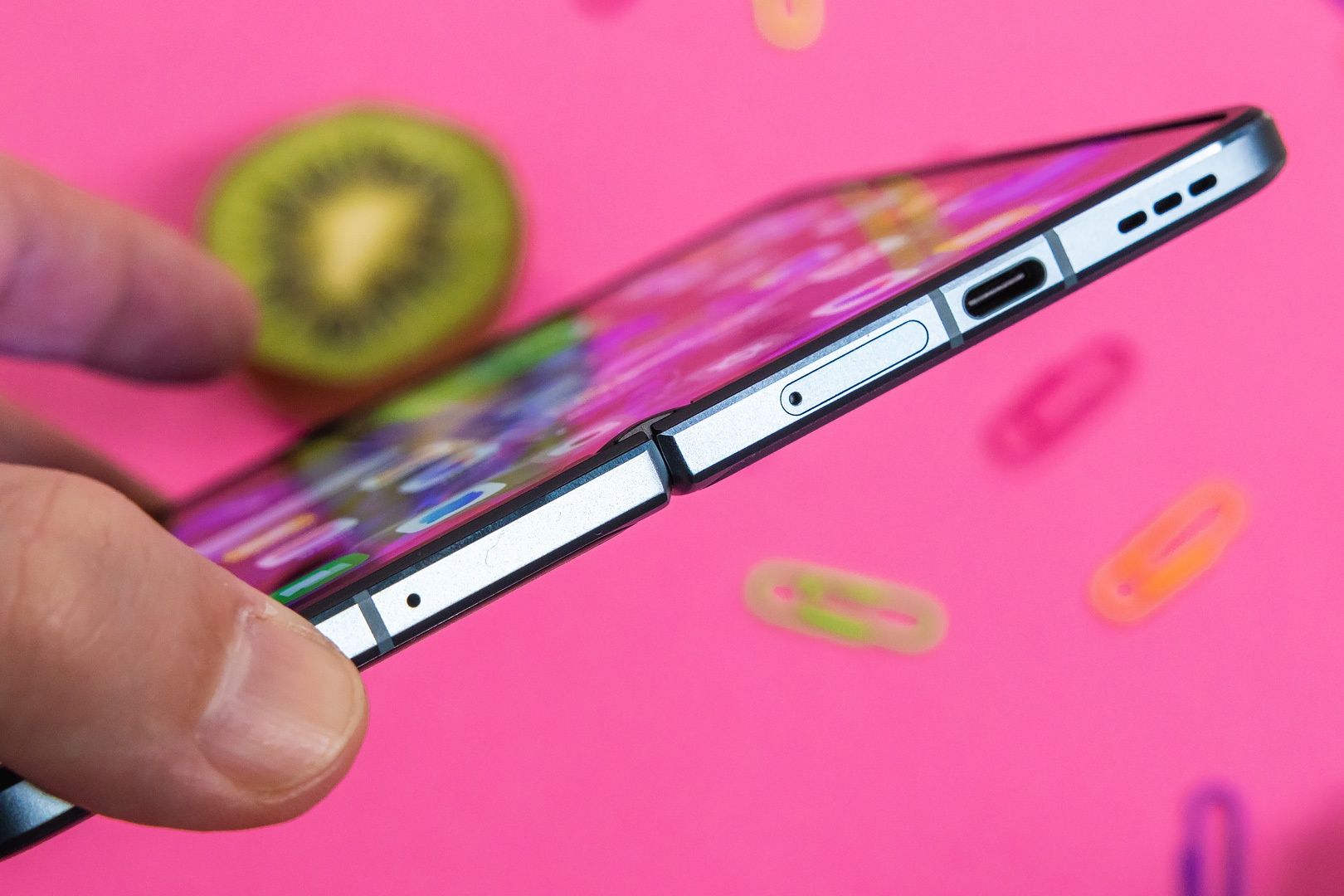OPPO Find N2 rozłożony krawędź