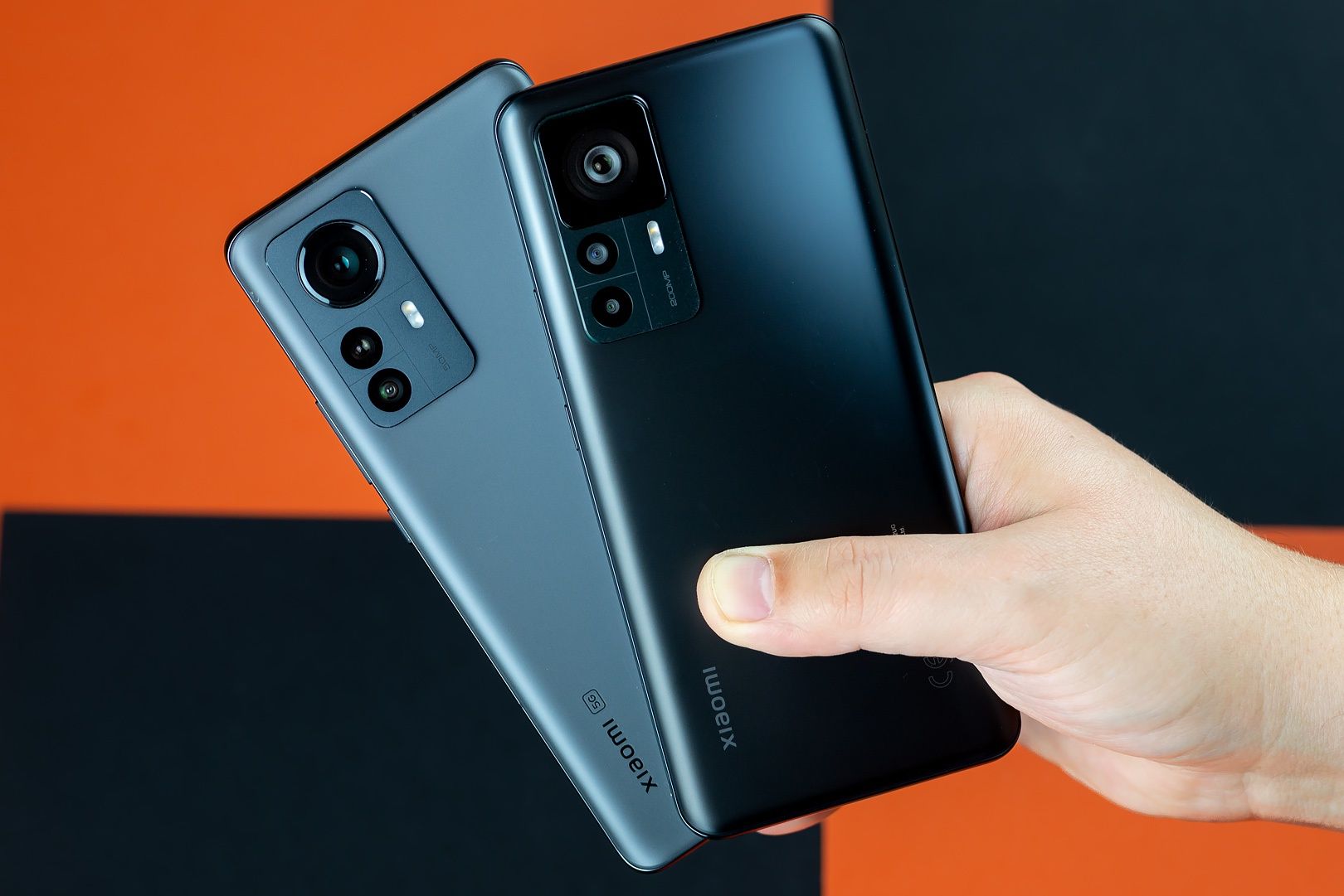 Xiaomi 12T Pro i Xiaomi 12 Pro - telefony dłoń