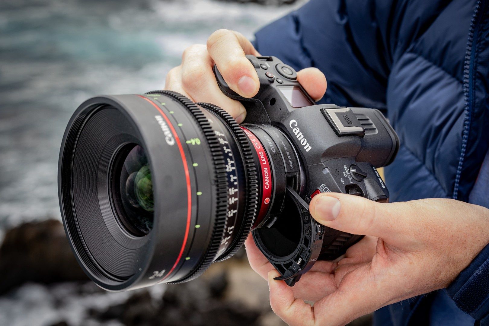 Canon EOS R5 C dłonie obiektyw filmowy