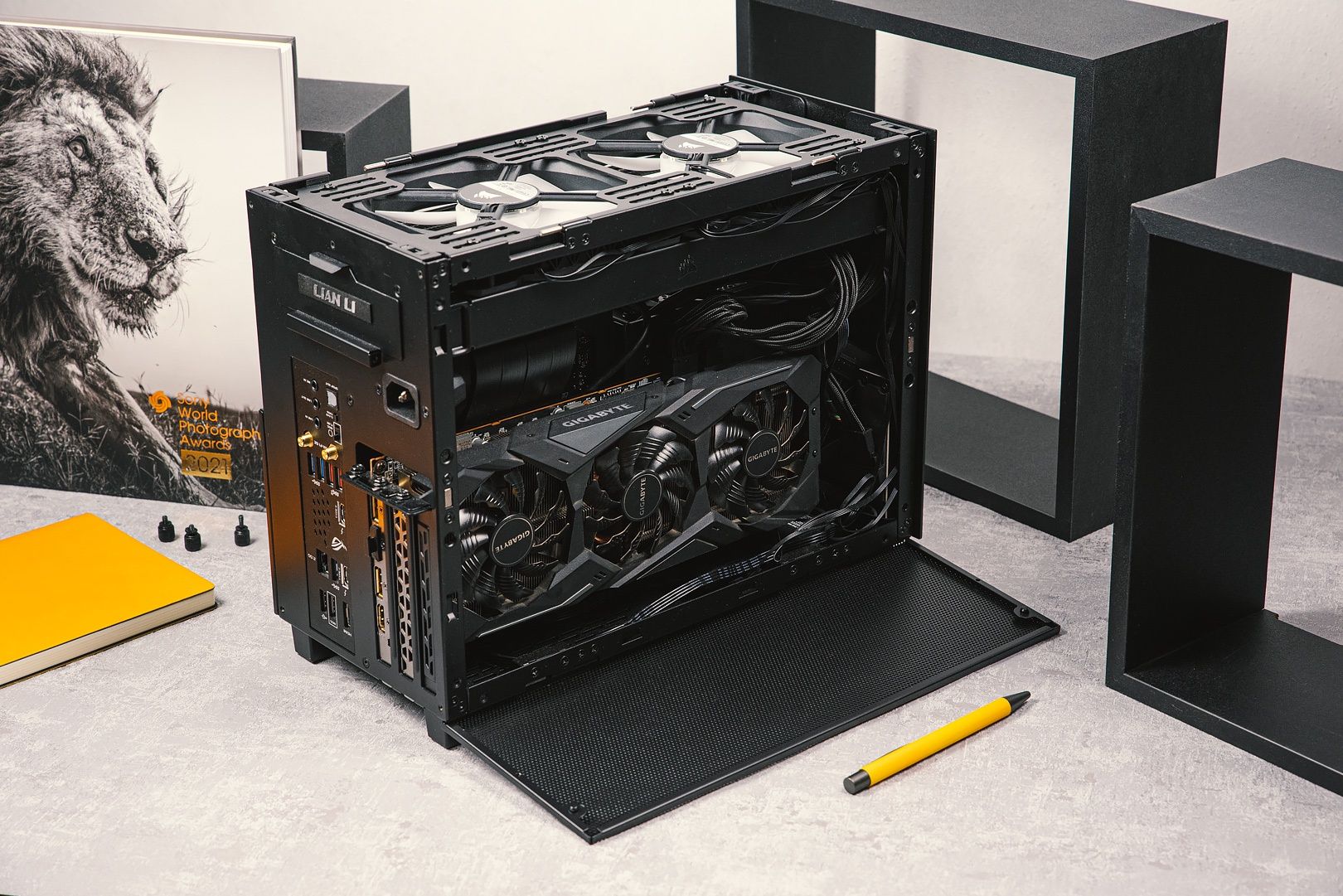 Lian Li Q58 widok bok z GPU
