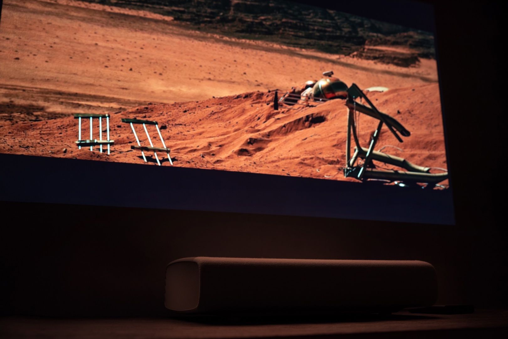 Projektor Samsung The Premiere LSP7T 4K odtwarzanie film ciemny