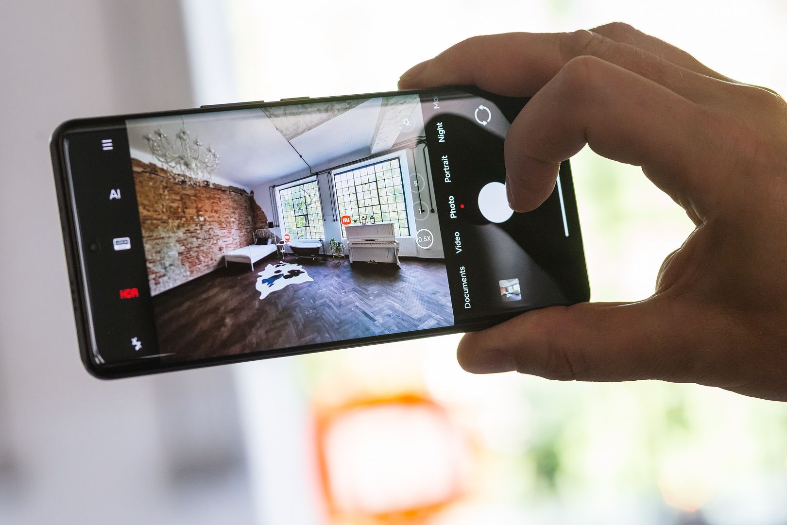 Xiaomi 12S Ultra dłoń fotografowanie