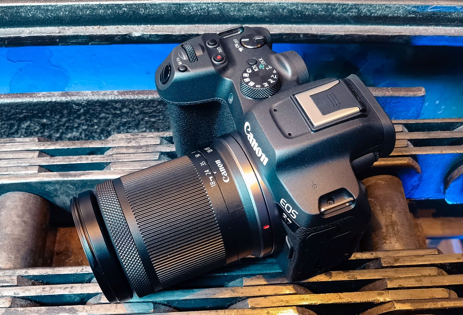Canon EOS R7 widok bok