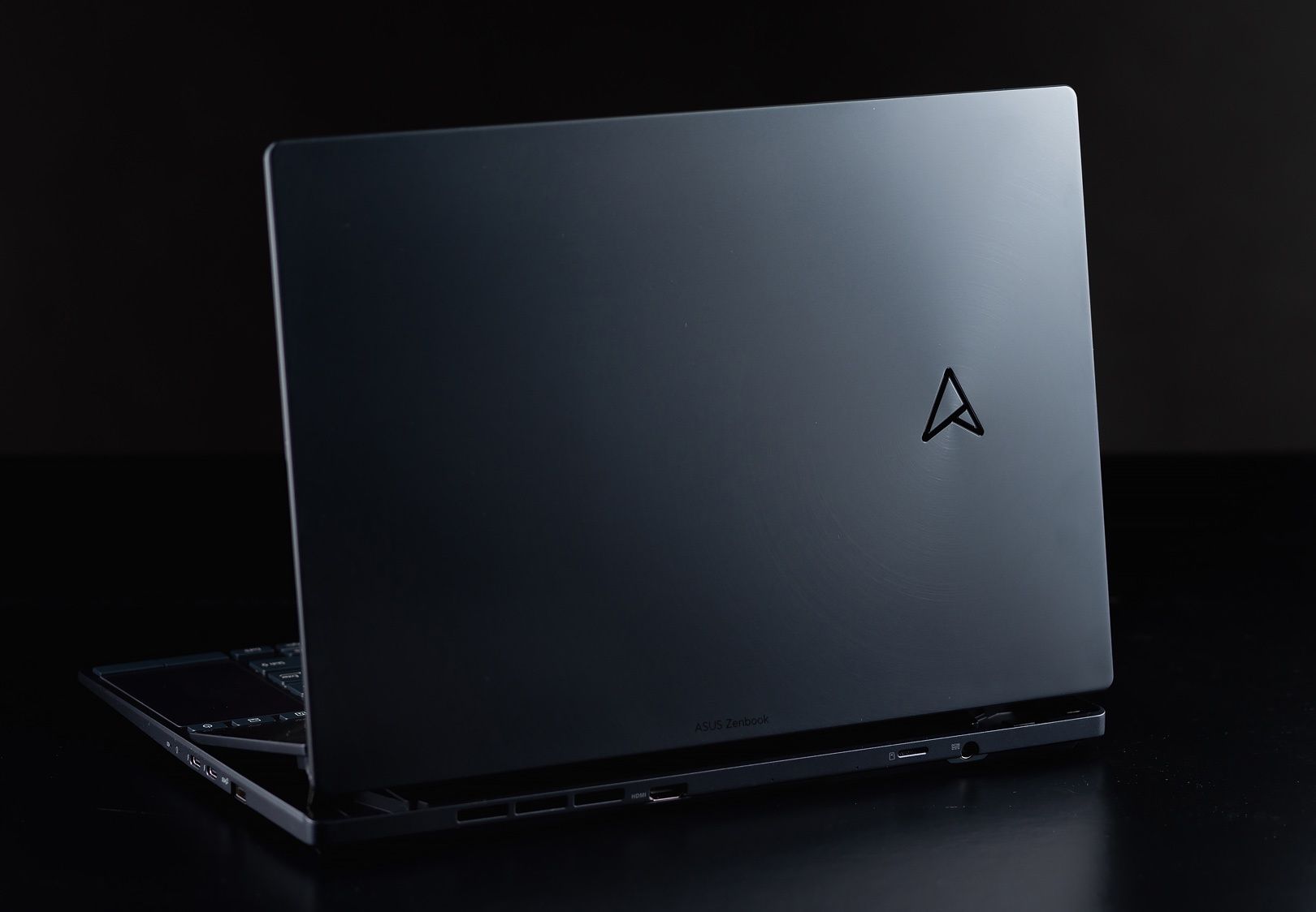 ASUS Zenbook Pro 14 Duo OLED tył bok
