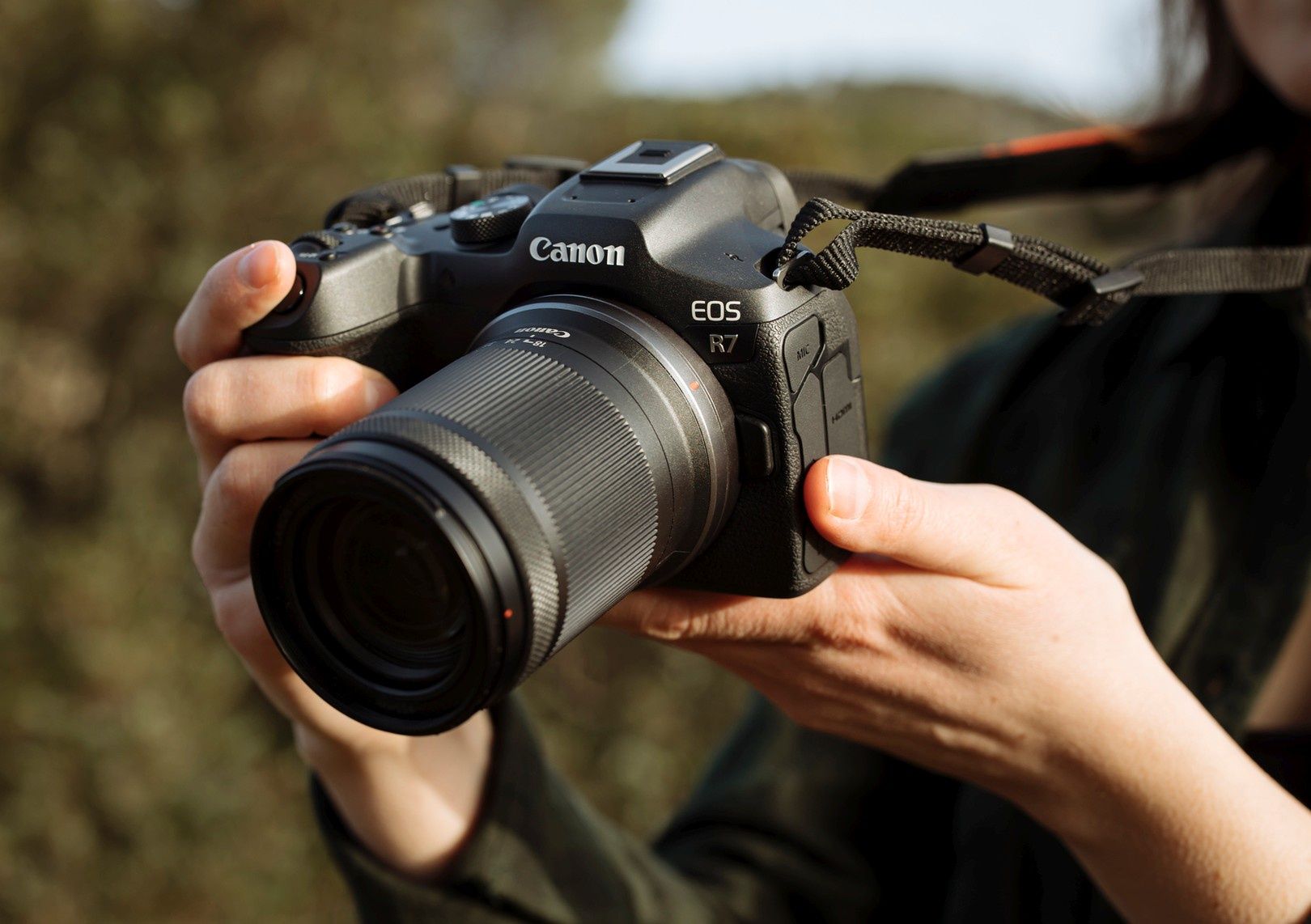 Canon EOS R7 dłonie