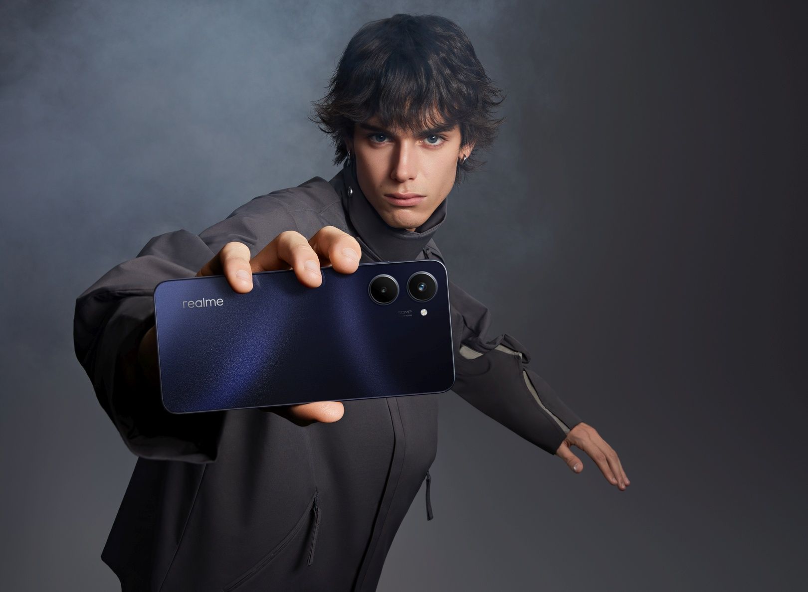 realme 10 dłoń
