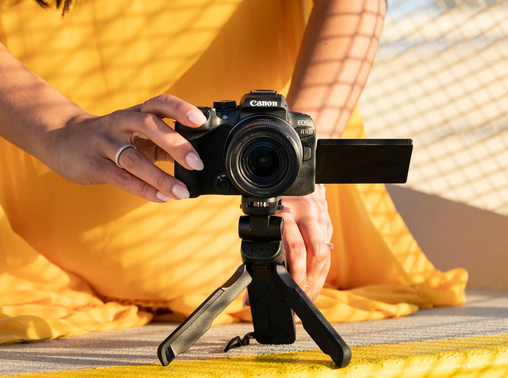 Canon EOS R10 dłonie
