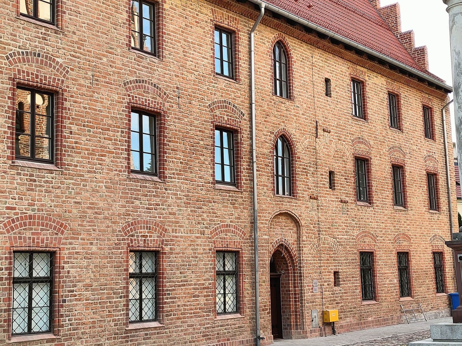 aparat tylny, podstawowy, zoom hybrydowy 2x