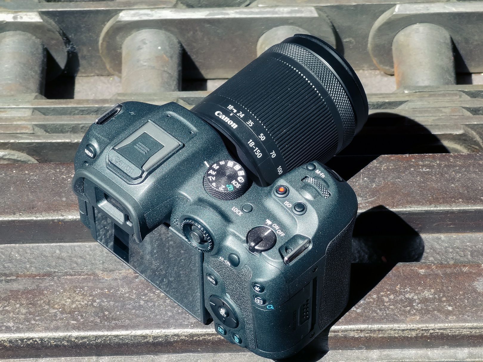 Canon EOS R7 widok bok 2