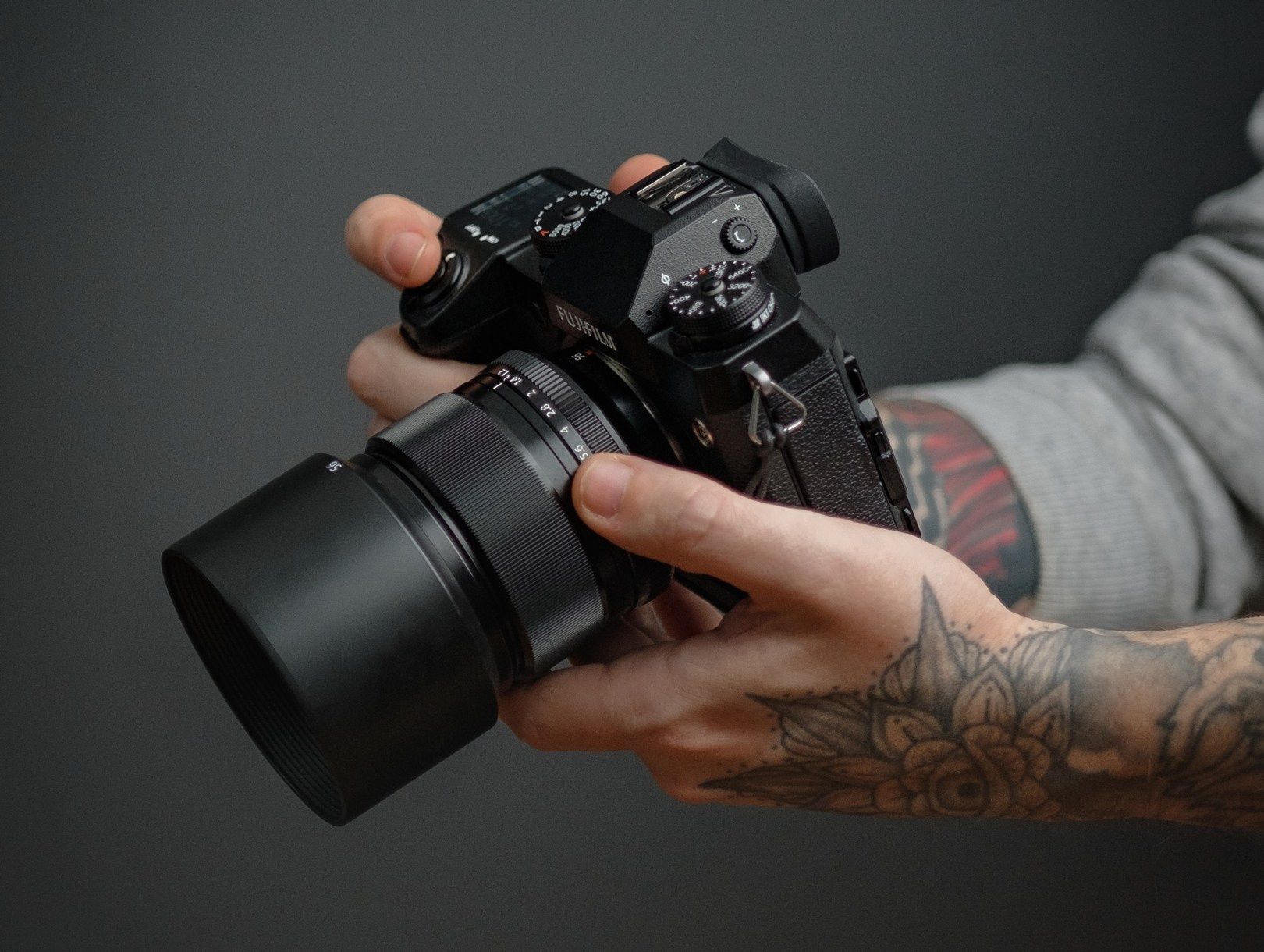 Kamera aparat Fujifilm dłoń