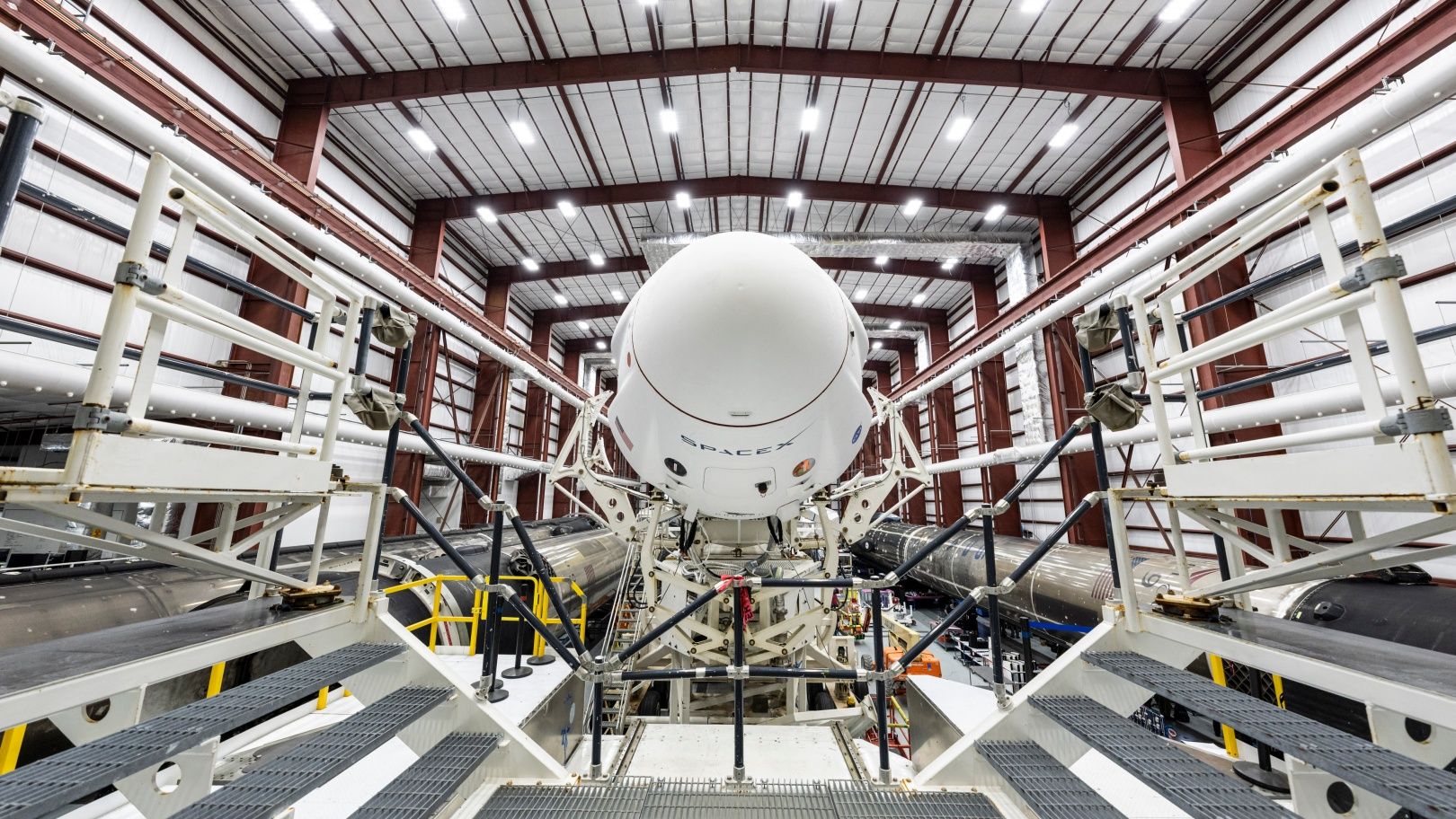 Pojazd SpaceX Dragon w hangarze
