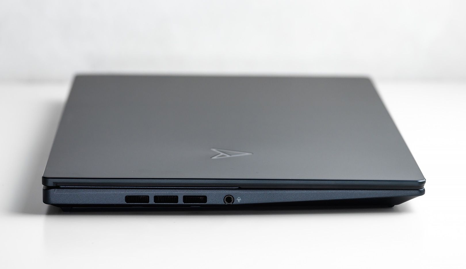 ASUS Zenbook Pro 14 Duo OLED lewa krawędź
