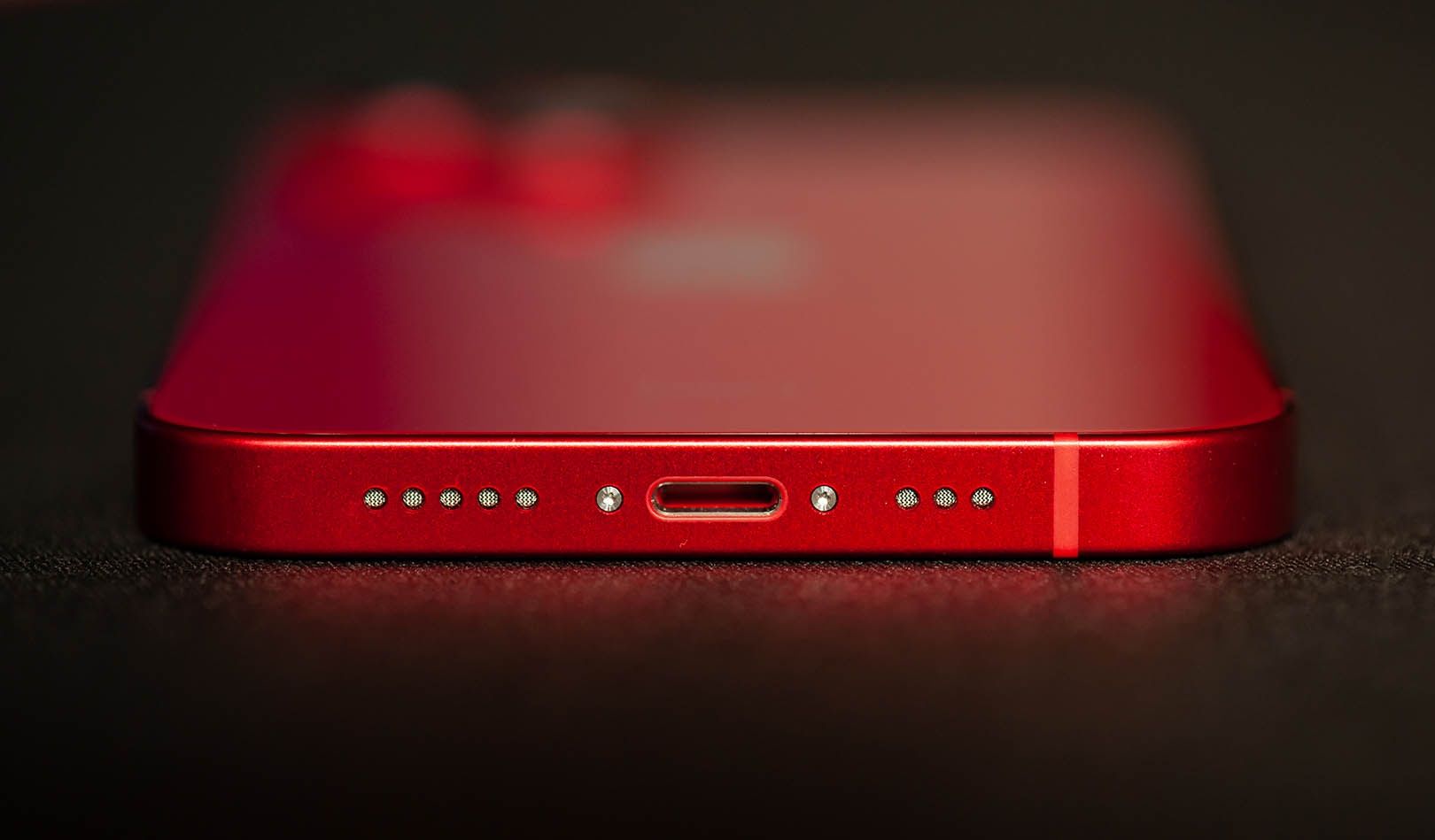 iPhone 13 złącze Lightning i głośnik