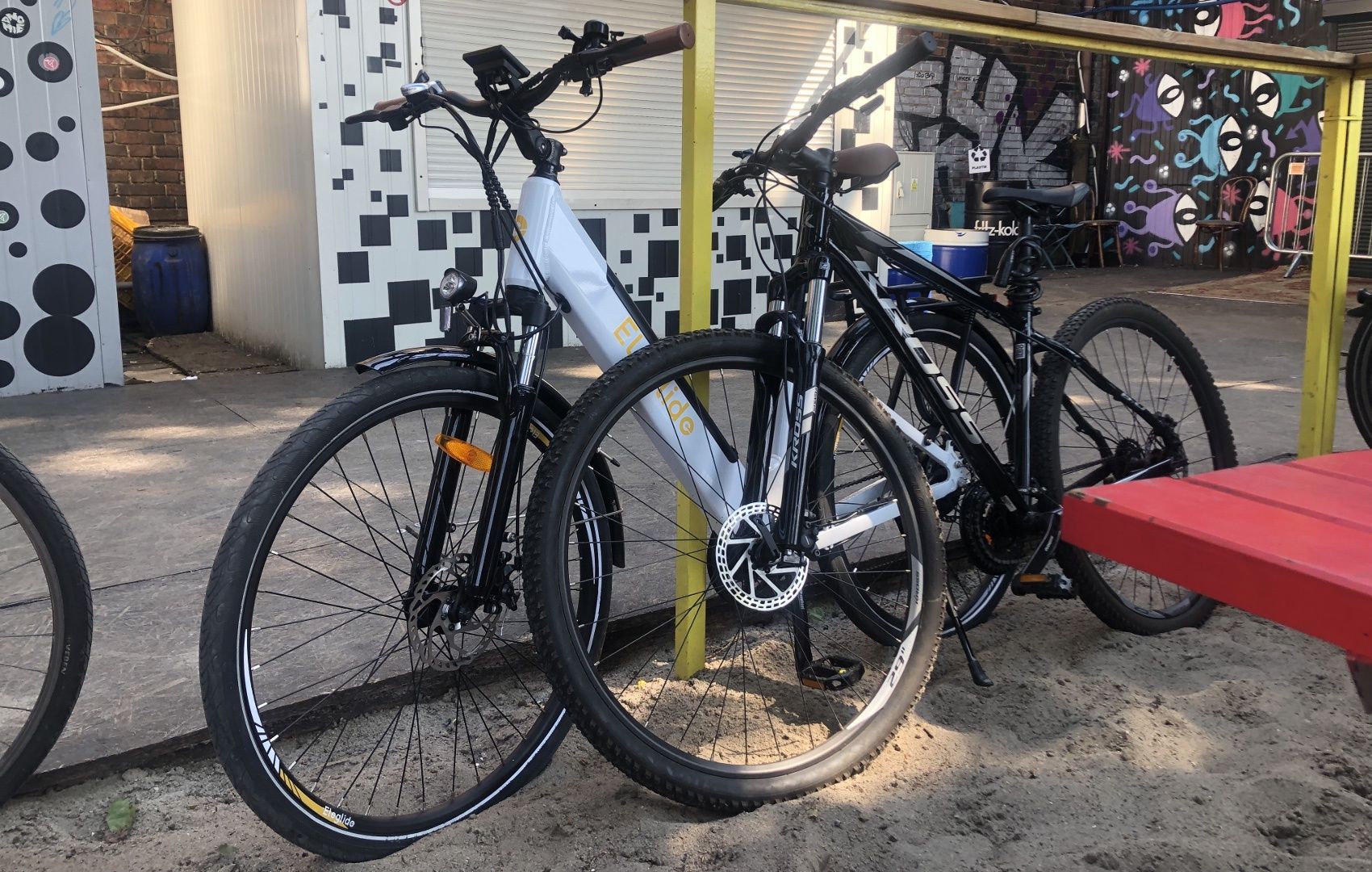 rower zwykły i rower elektryczny