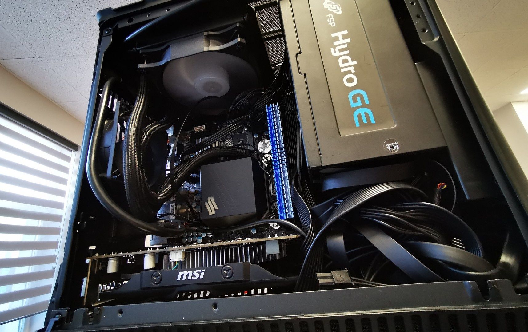 Fractal Design ERA ITX - po instalacji, ale przed uporządkowanie kabli