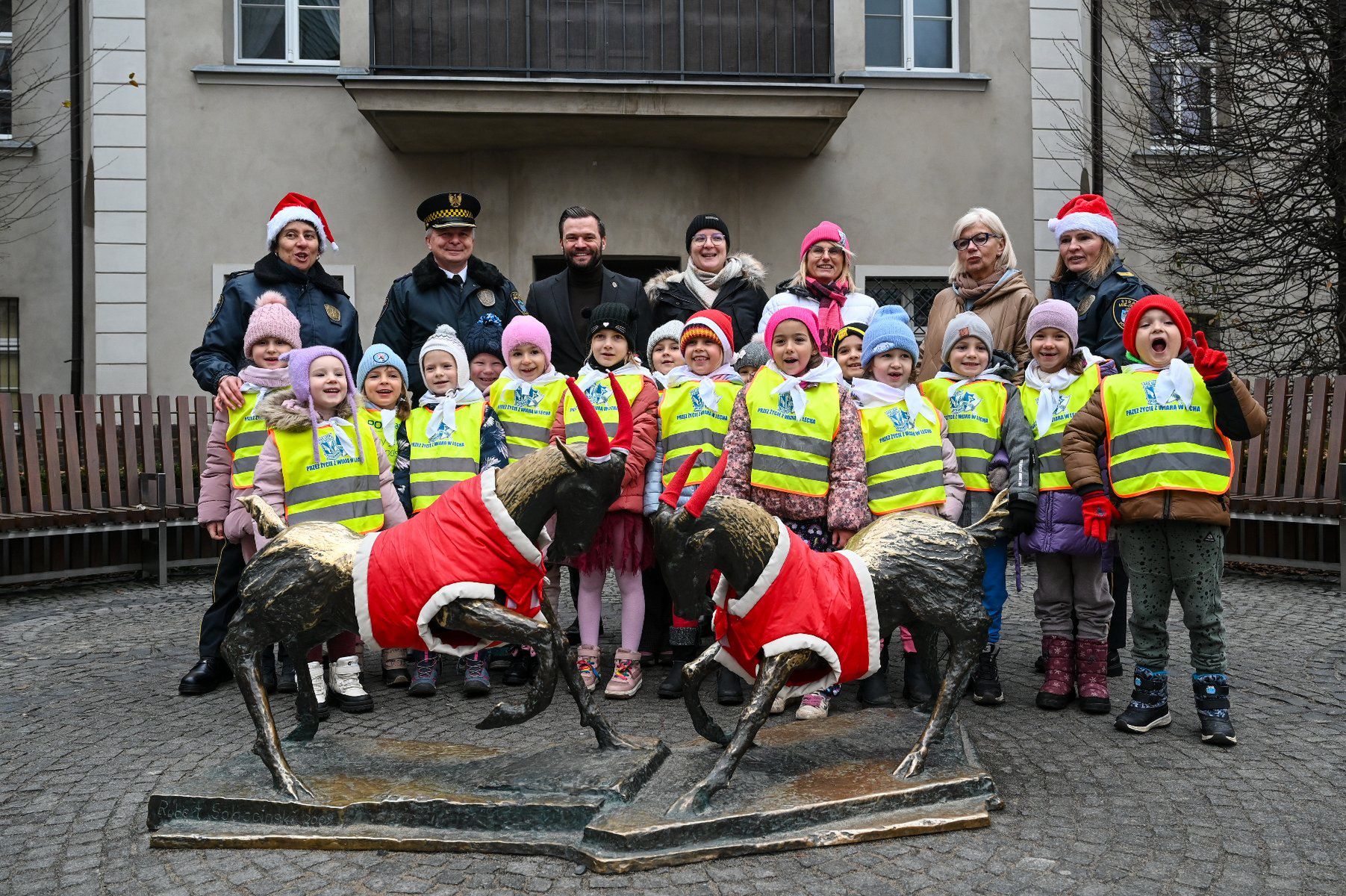Dzieci ubrały poznańskie koziołki w świąteczne ubranka fot. UMP