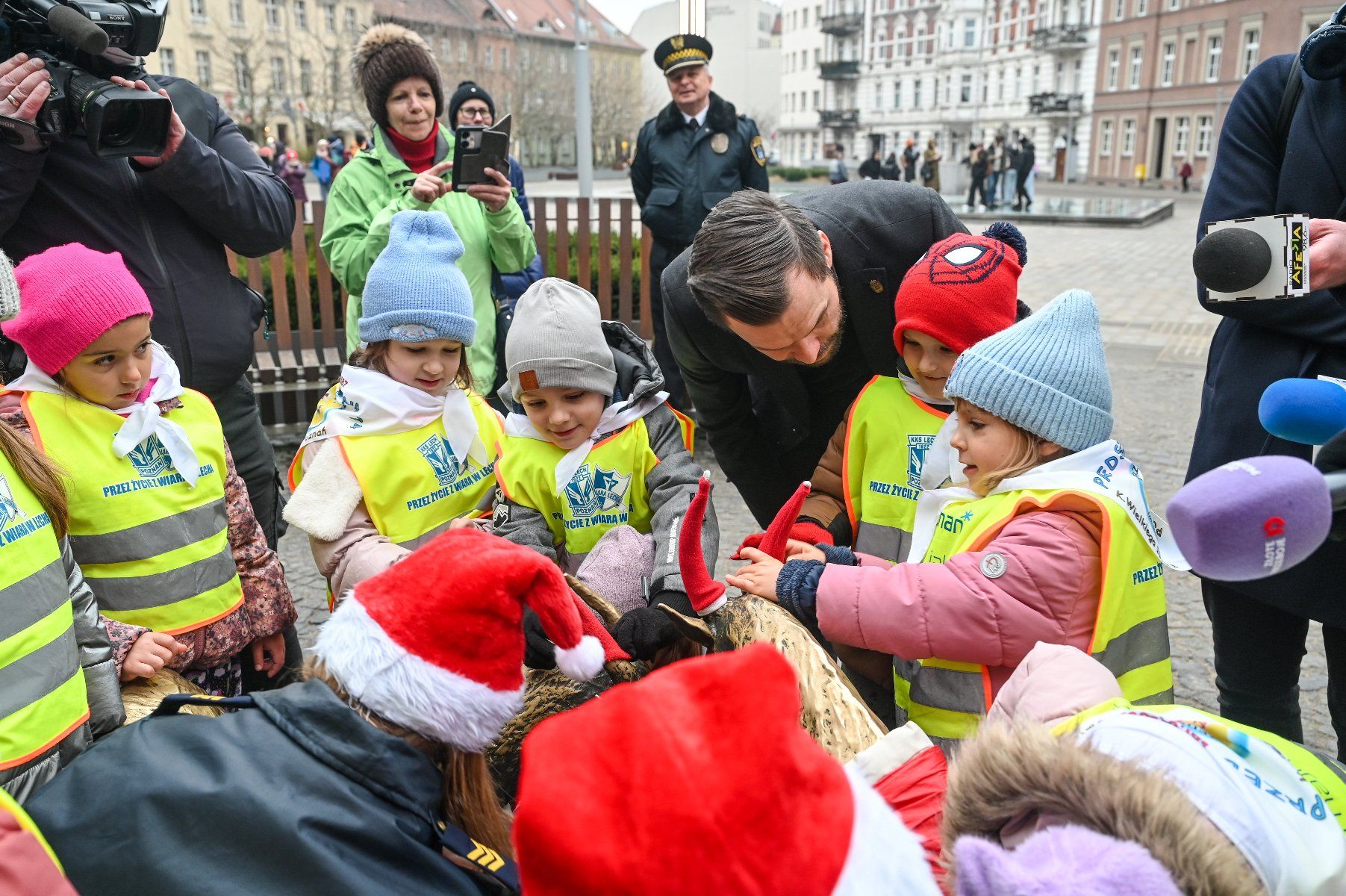 Dzieci ubrały poznańskie koziołki w świąteczne ubranka fot. UMP
