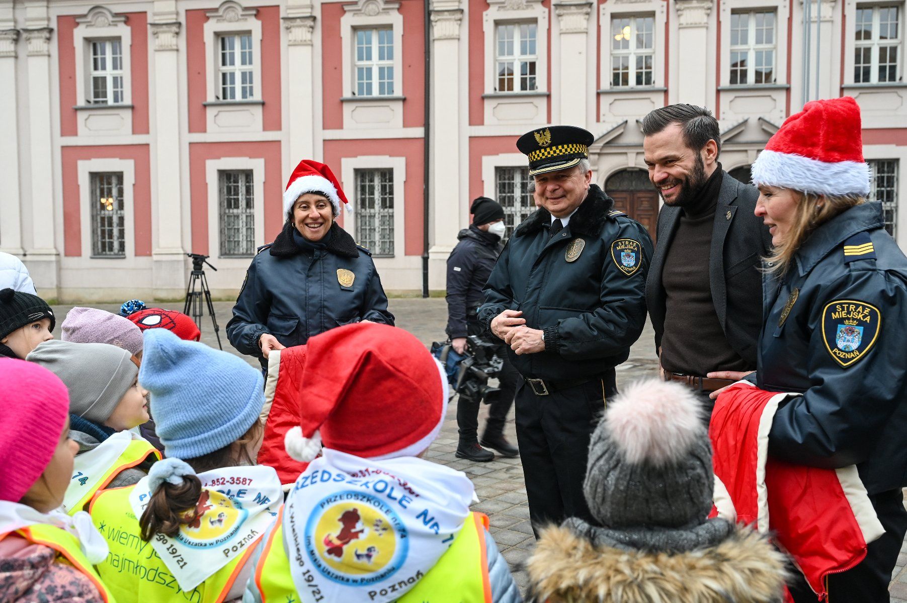 Dzieci ubrały poznańskie koziołki w świąteczne ubranka fot. UMP
