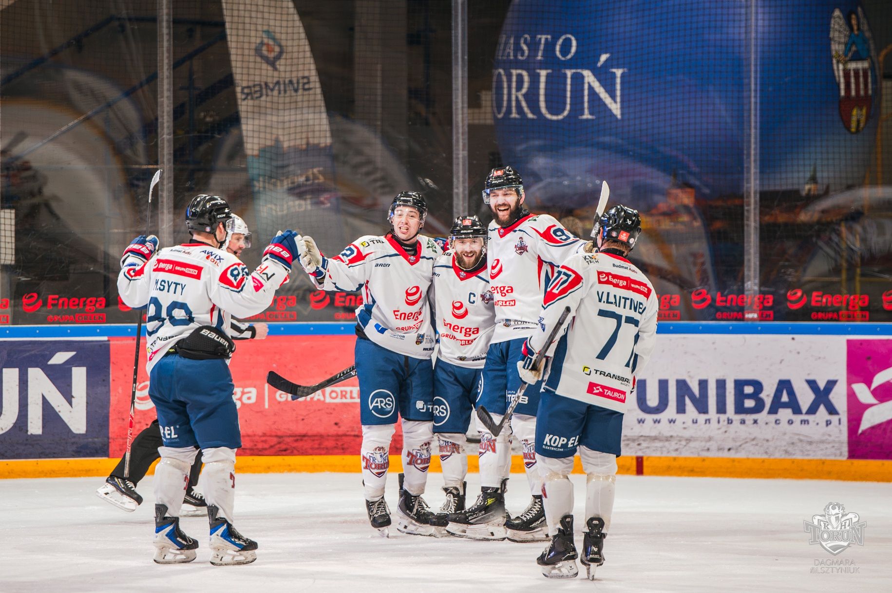 Radość toruńskich hokeistów po strzelonej bramce  