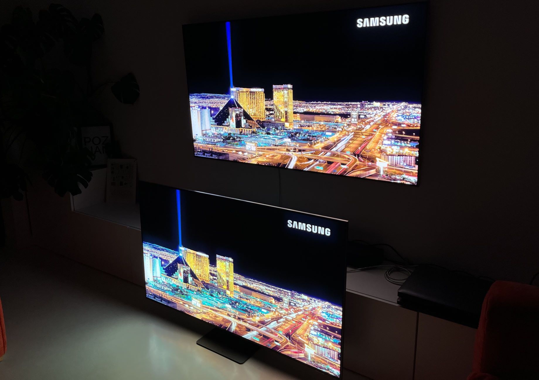 Samsung Neo QLED QN95B obok QN95A - poprawa działania miniLED widziane pod większym kątem