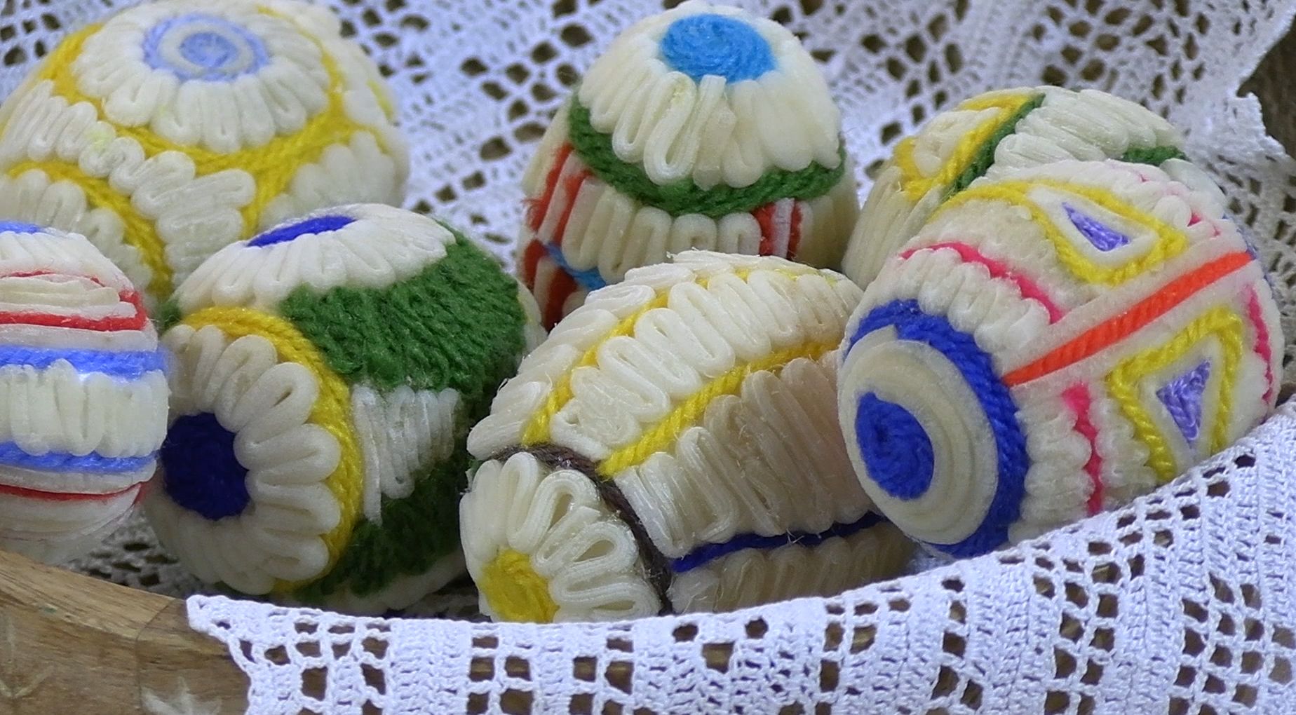 Zdobienia jaj rdzeniem sitowia