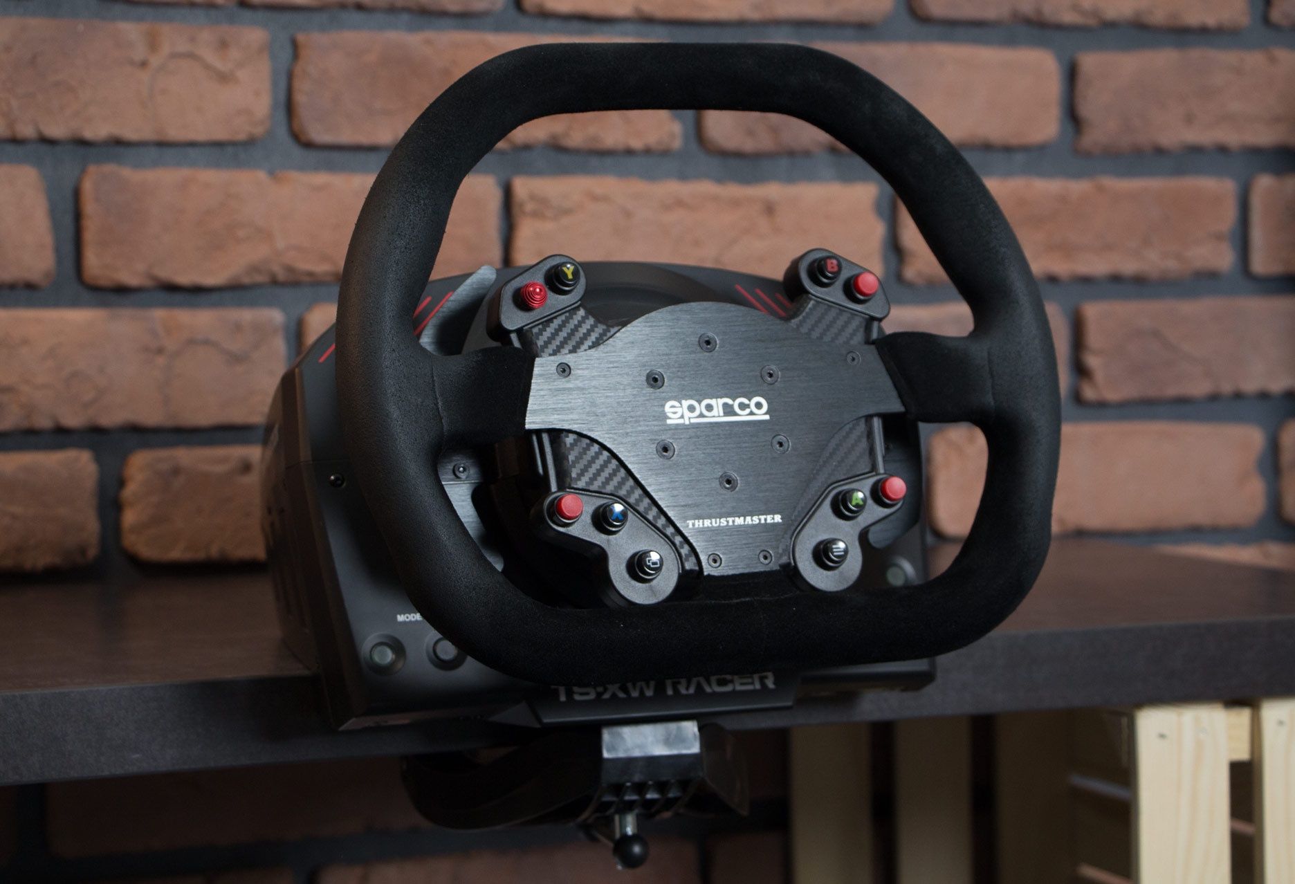 Thrustmaster TS-XW Racer Sparco P310 Competition Mod - rzut z boku