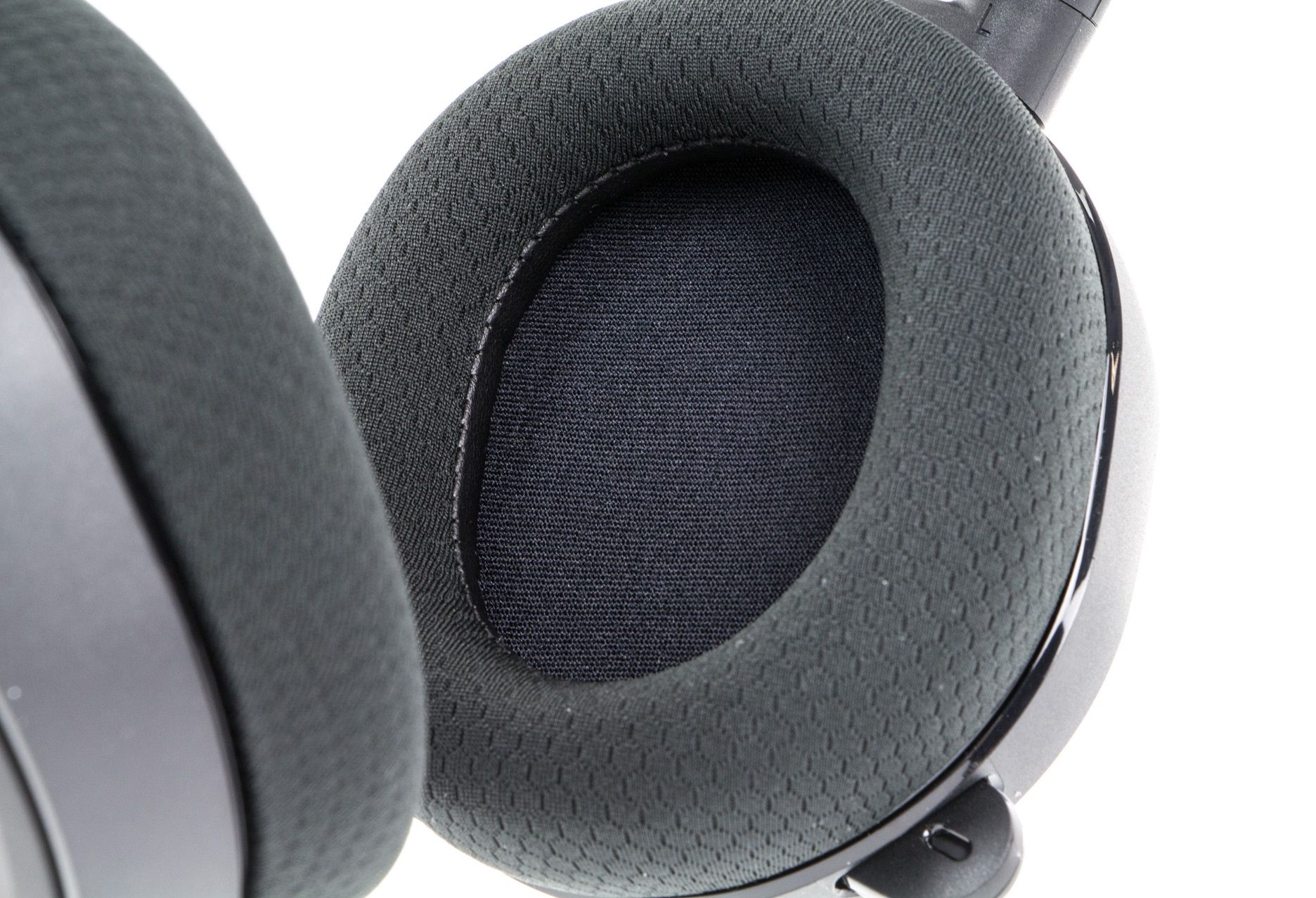 SteelSeries Arctis 5 - muszle wykonane z niezłej jakości materiału