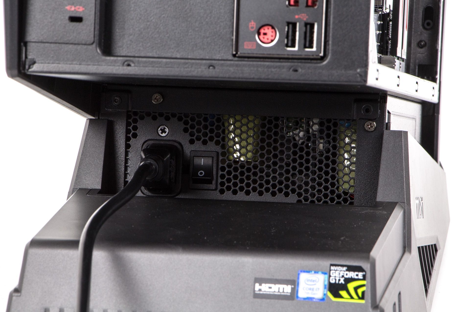 MSI Aegis Ti3 - wnęka z wtyczką zasilającą
