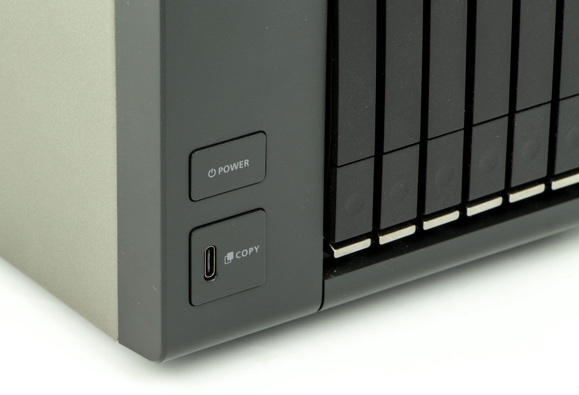 QNAP TVS-882ST przycisk zasilania
