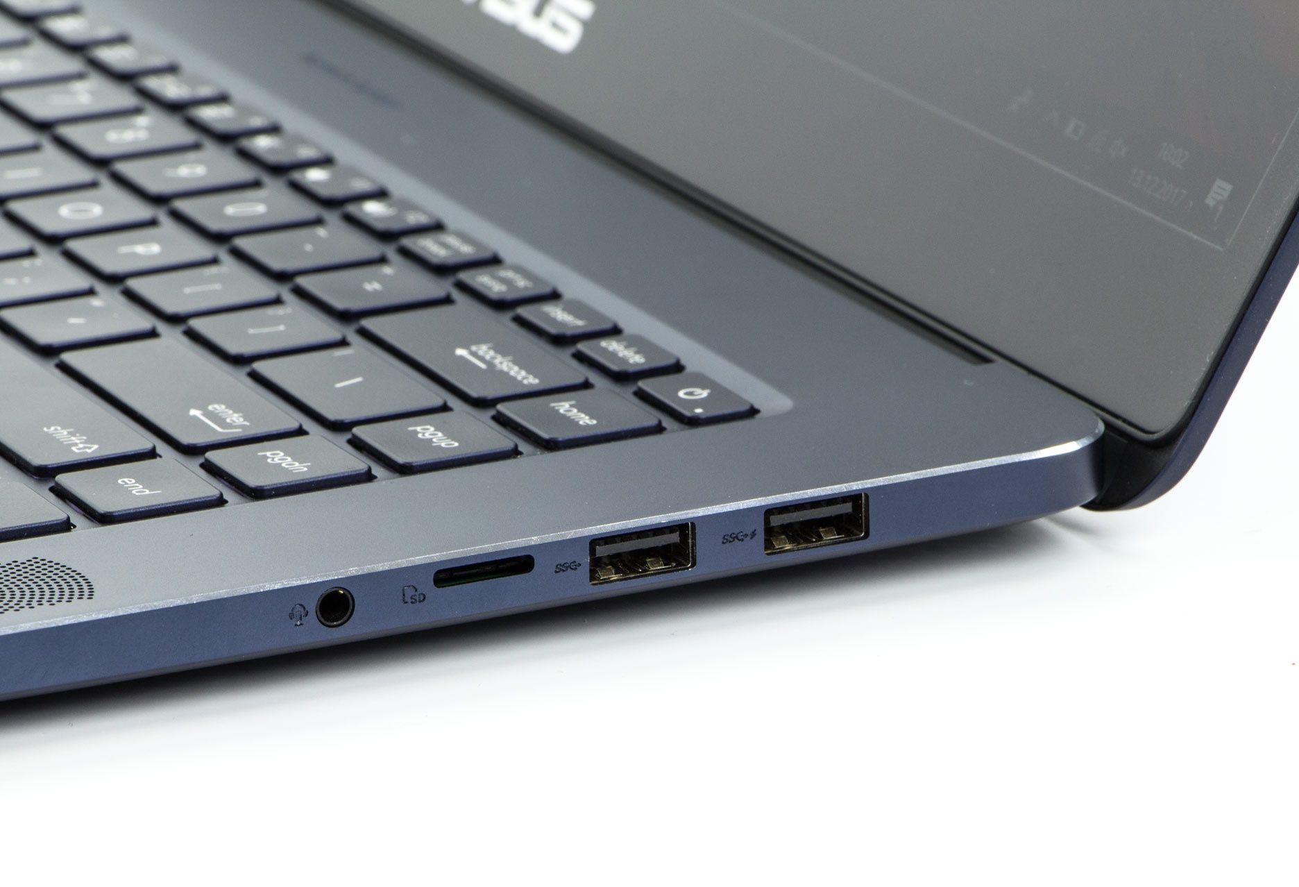 Asus ZenBook Pro UX550VD prawy bok