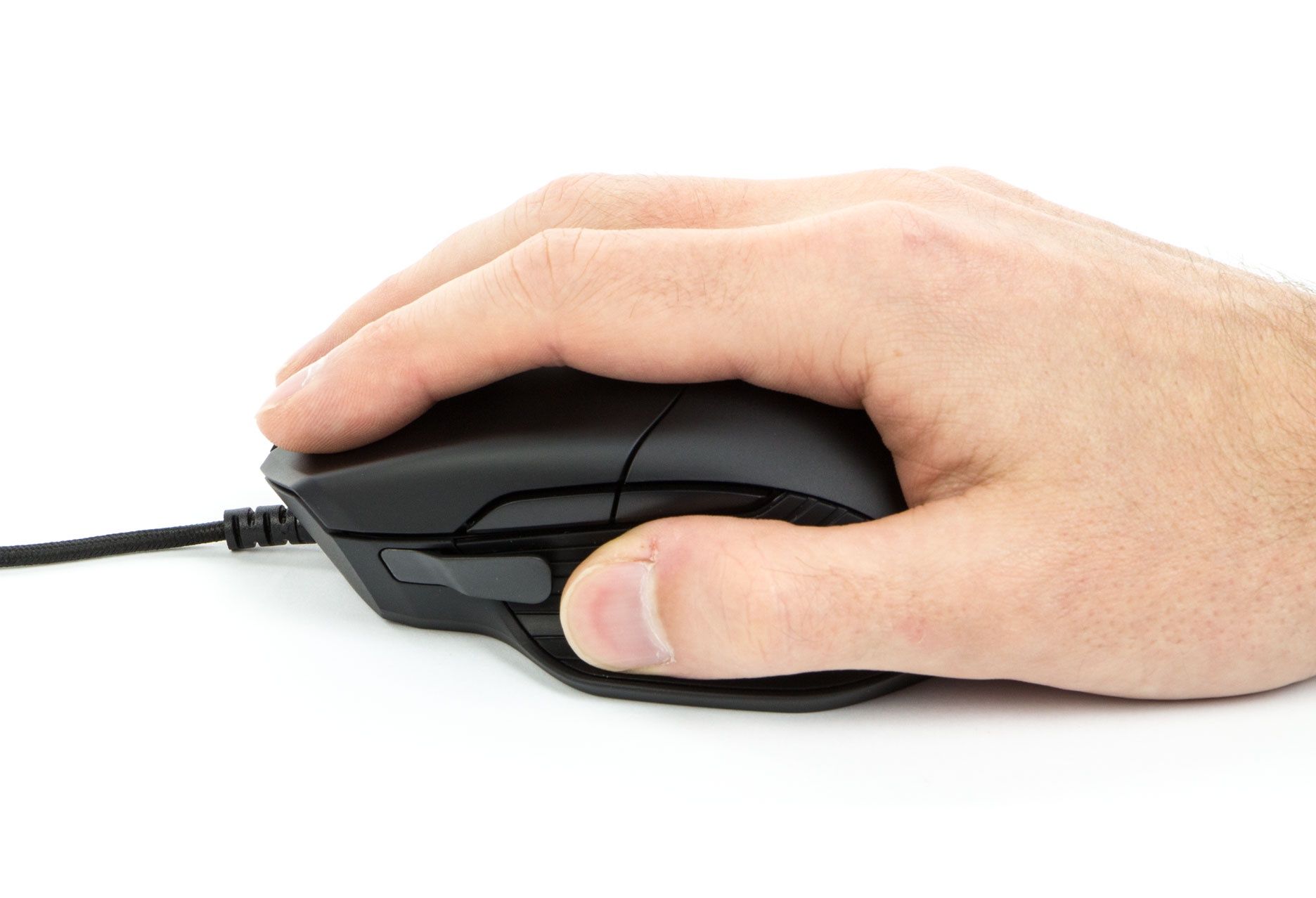 Razer Basilisk - dłoń leżąca na myszce
