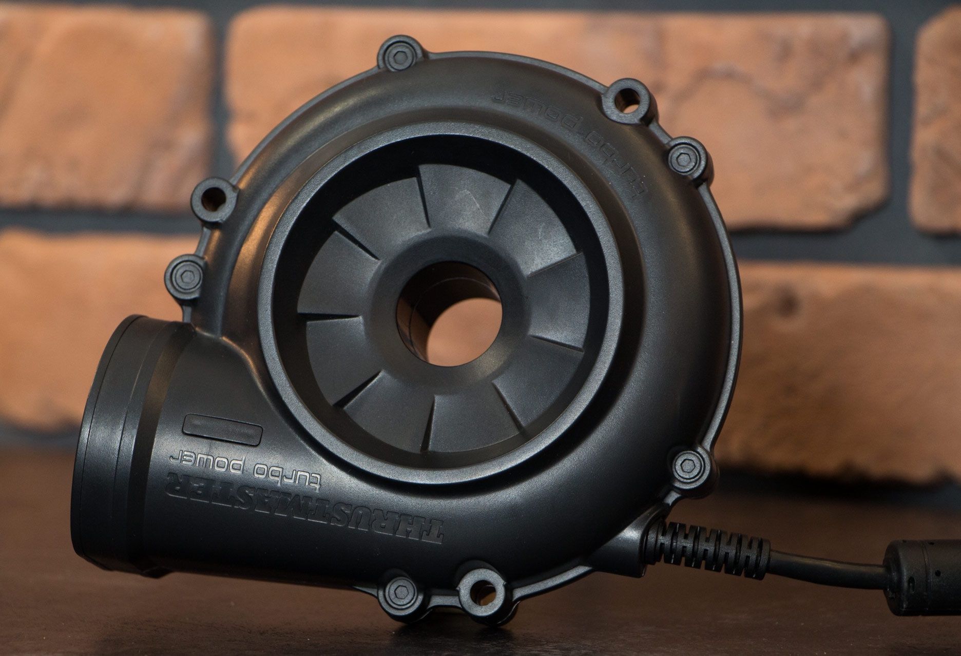 Thrustmaster TS-XW Racer Sparco P310 Competition Mod - zasilacz przypominający turbinę samochodową