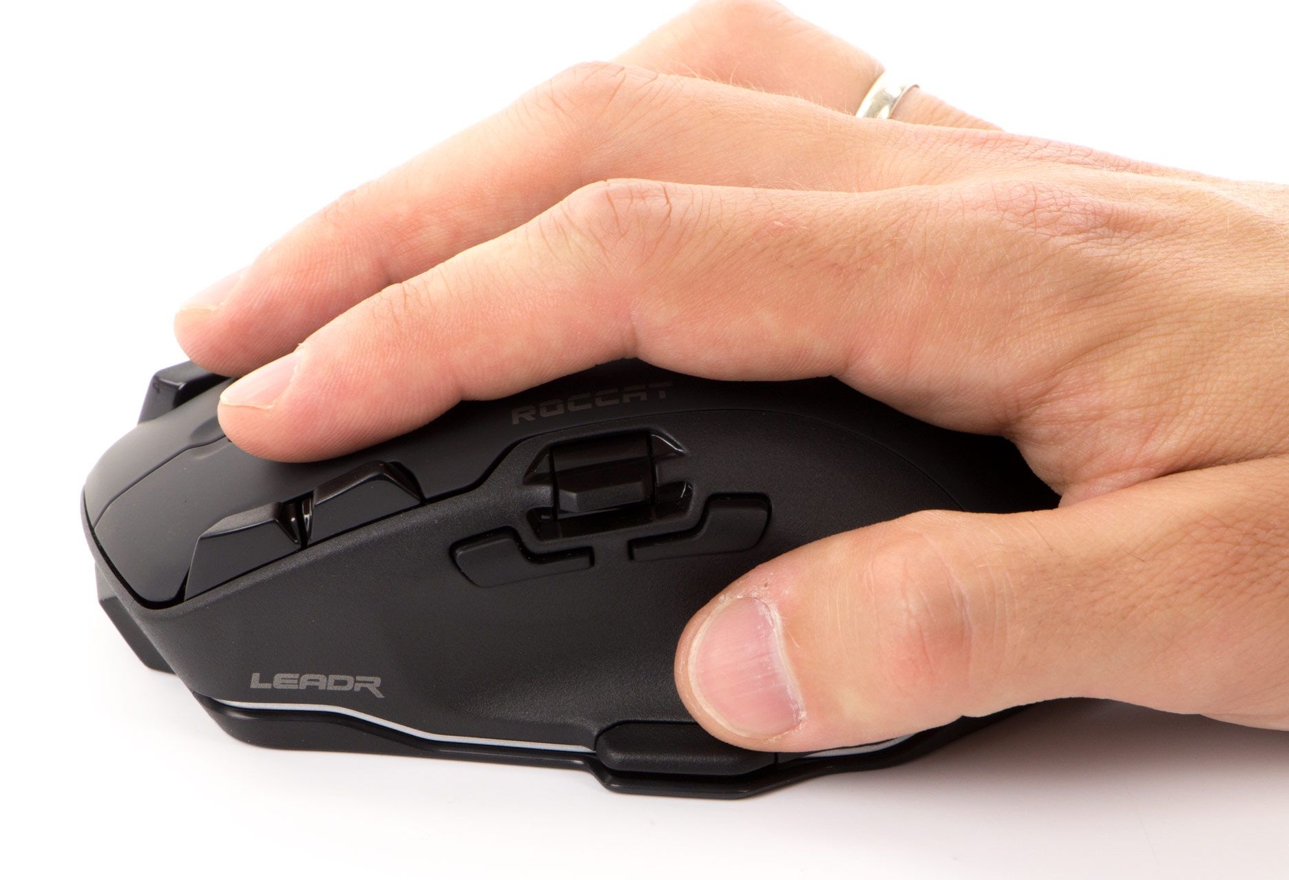 Roccat Leadr - dłoń leży na myszy