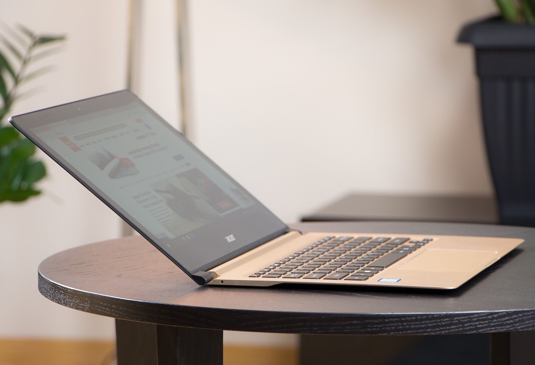 Acer Swift 7 maksymalnie odchylony ekran